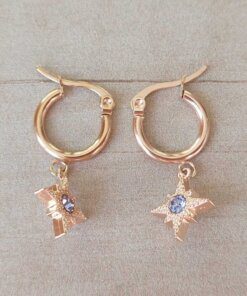 ARO DE ACERO ROSE ARGOLLA 15 MM CON DIJE COLGANTE ESTRELLA CON STRASS LILA