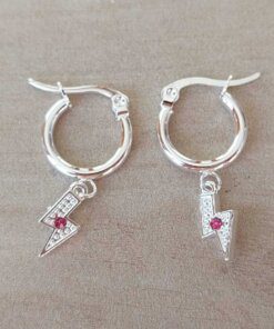ARO DE ACERO BLANCO ARGOLLA 15 MM CON DIJE DE RAYO CON 1 STRASS FUCSIA