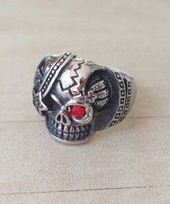 ANILLO DE ACERO CALAVERA DE VAMPIRO CON UN OJO DE PIEDRA ROJO