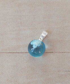 DIJE LAMINADO EN PLATA NUBE COLOR CELESTE, BRILLA EN LA OSCURIDAD.TAMAÑO 13 MM