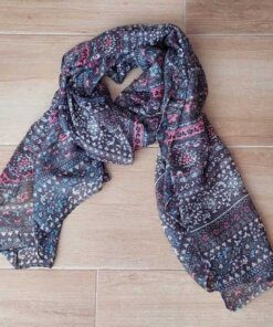 PASHMINA ESTAMPADA FONDO GRIS CON FLORES. 90 X 180 CM.