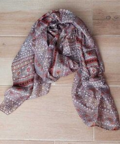 PASHMINA ESTAMPADA FONDO ARENA CON FLORES. 90 X 180 CM.