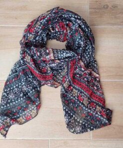 PASHMINA ESTAMPADA FONDO NEGRO CON FLORES. 90 X 180 CM.