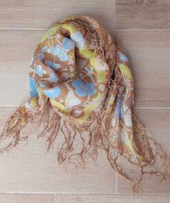 PAÑUELO VISCOSA ESTAMPADO ARENA CON FLORES Y FLECOS DE HILO  1M X 1M