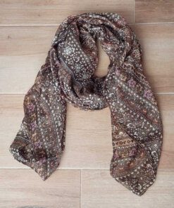 PASHMINA ESTAMPADA FONDO VERDE CON FLORES. 90 X 180 CM.