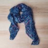 PASHMINA ESTAMPADA FONDO AZUL CON FLORES. 90 X 180 CM.