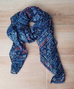 PASHMINA ESTAMPADA FONDO AZUL CON FLORES. 90 X 180 CM.