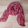 PASHMINA ESTAMPADA FONDO BORDO CON FLORES. 90 X 180 CM.