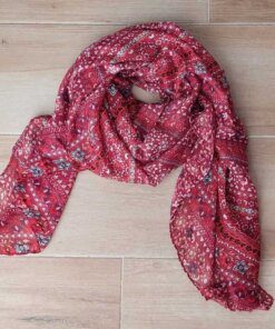 PASHMINA ESTAMPADA FONDO BORDO CON FLORES. 90 X 180 CM.