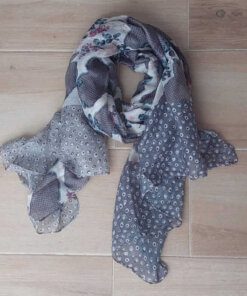 PASHMINA ESTAMPADA CON FLORES Y DETALLES GRISES AZULADOS, 90 X 180 CM.