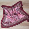 PAÑUELO GASA ESTAMPADO BORDO CON ARABESCOS  80 CM X 80 CM.