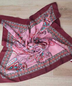 PAÑUELO GASA ESTAMPADO BORDO CON ARABESCOS  80 CM X 80 CM.