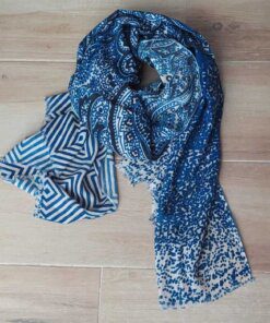 PASHMINA DESFLECADA ESTAMPADA DE LANILLA CON TONOS AZULES Y NEGRO. 90 X 180 CM.