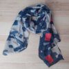 PASHMINA ESTAMPADA FONDO GRIS CLARO Y DETALLES EN AZUL Y ROJO, 90 X 180 CM.
