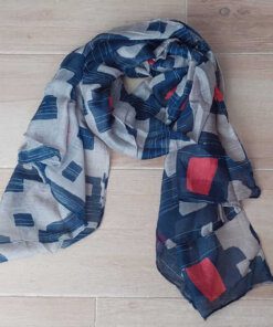 PASHMINA ESTAMPADA FONDO GRIS CLARO Y DETALLES EN AZUL Y ROJO, 90 X 180 CM.