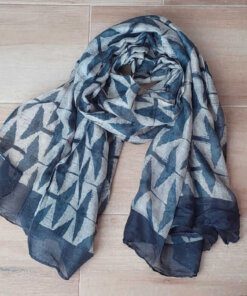 PASHMINA ESTAMPADA CON TRIÁNGULOS, FONDO BEIGE CON DETALLES EN GRIS, 90 X 180 CM.