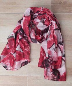 PASHMINA ESTAMPADA CON HOJAS EN BORDO Y NEGRO, 90 X 180 CM.