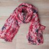 PASHMINA ESTAMPADA CON FLORES, FONDO ROSADO CON DETALLES EN BORDO Y AZUL, 90 X 180 CM.