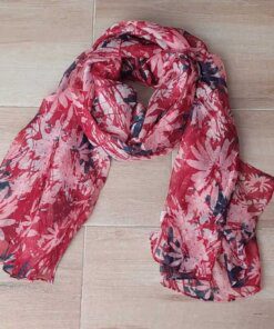 PASHMINA ESTAMPADA CON FLORES, FONDO ROSADO CON DETALLES EN BORDO Y AZUL, 90 X 180 CM.