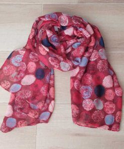 PASHMINA ESTAMPADA CON CÍRCULOS, FONDO BORDO CON DETALLES AZULES, 90 X 180 CM.