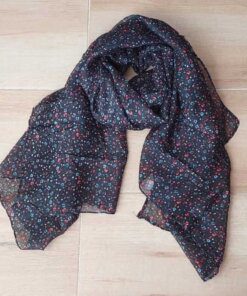 PASHMINA ESTAMPADA CON FLORCITAS, FONDO NEGRO, 90 X 180 CM.