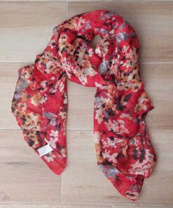 PASHMINA ESTAMPADA CON FLORES, FONDO ROJO Y DETALLES AZULES Y MARRONES, 90 X 180 CM.