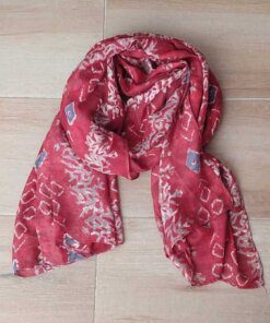 PASHMINA ESTAMPADA CON GUARDA, FONDO BORDO CON DETALLES AZULES, 90 X 180 CM.