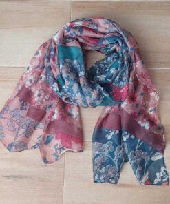 PASHMINA ESTAMPADA CON FLORES, TONOS ROSA, BORDO Y PETROLEO, 90 X 180 CM.
