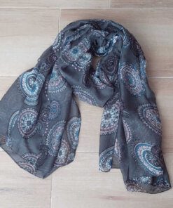 PASHMINA ESTAMPADA CON MANDALAS, FONDO GRIS CON DETALLES ROSAS Y CELESTES, 90 X 180 CM.