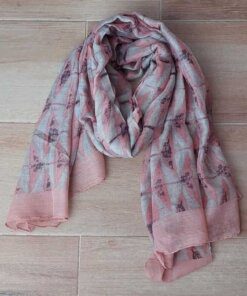 PASHMINA ESTAMPADA CON TRIÁNGULOS, FONDO BEIGE CON DETALLES EN ROSA, 90 X 180 CM.