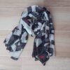 PASHMINA ESTAMPADA FONDO GRIS CLARO Y DETALLES EN NEGRO Y BORDO, 90 X 180 CM.