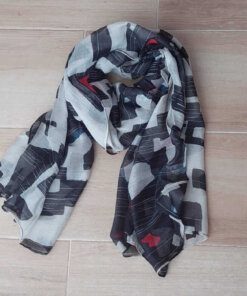 PASHMINA ESTAMPADA FONDO GRIS CLARO Y DETALLES EN NEGRO Y BORDO, 90 X 180 CM.