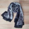 PASHMINA DESFLECADA NEGRA CON ANIMAL PRINT 80 X 180 CM.