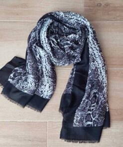 PASHMINA DESFLECADA NEGRA CON ANIMAL PRINT 80 X 180 CM.