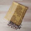 PASHMINA BÚLGARA CON FLORES COLOR BEIGE Y AMARILLO CON FLECOS. 70 X 180 CM.