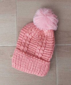 GORRO TEJIDO CON PIEL EN SU INTERIOR COLOR ROSA CON POMPÓN DE PIEL.