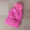 GORRO TEJIDO CON PIEL EN SU INTERIOR COLOR FUCSIA CON POMPÓN DE PIEL.