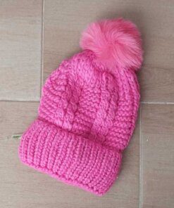 GORRO TEJIDO CON PIEL EN SU INTERIOR COLOR FUCSIA CON POMPÓN DE PIEL.