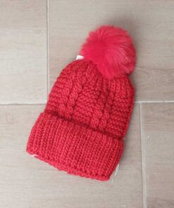 GORRO TEJIDO CON PIEL EN SU INTERIOR COLOR ROJO CON POMPÓN DE PIEL.