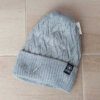 GORRO TEJIDO TRAMA ESPIGADA CON PIEL EN SU INTERIOR COLOR GRIS SIN POMPÓN.