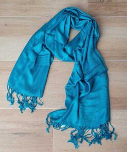 PASHMINA INDU LISA DE VISCOSA CON FLECOS COLOR PETROLEO. 70 X 180 CM.