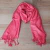 PASHMINA INDÚ LISA DE VISCOSA CON FLECOS COLOR CORAL. 70 X 180 CM.