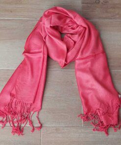 PASHMINA INDÚ LISA DE VISCOSA CON FLECOS COLOR CORAL. 70 X 180 CM.