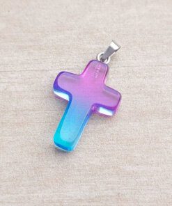 DIJE DE ACERO DE PIEDRA DEGRADE DE FUCSIA A TURQUESA EN FORMA DE CRUZ. 18 X 25 MM