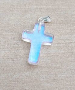 DIJE DE ACERO BLANCO SIMIL PIEDRA TORNASOL EN FORMA DE CRUZ. 20 MM