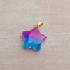 DIJE DE ACERO DORADO ACRÍLICO DEGRADE DE FUCSIA A TURQUESA EN FORMA DE ESTRELLA. 20 MM