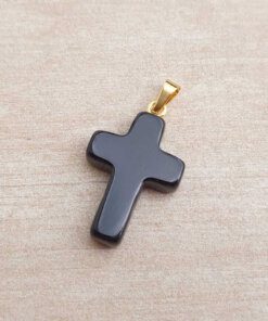 DIJE DE ACERO DORADO ACRÍLICO NEGRA EN FORMA DE CRUZ. 18 X 25 MM