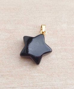DIJE DE ACERO DORADO ACRÍLICO NEGRA EN FORMA DE ESTRELLA. 20 MM