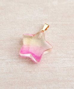 DIJE DE ACERO DORADO ACRÍLICO DEGRADE DE AMARILLO A FUCSIA EN FORMA DE ESTRELLA. 20 MM
