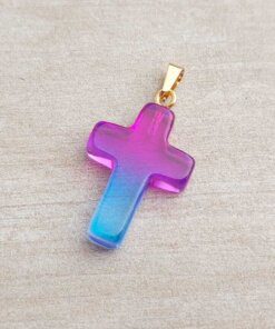 DIJE DE ACERO DORADO ACRÍLICO DEGRADE DE FUCSIA A TURQUESA EN FORMA DE CRUZ. 18 X 25 MM